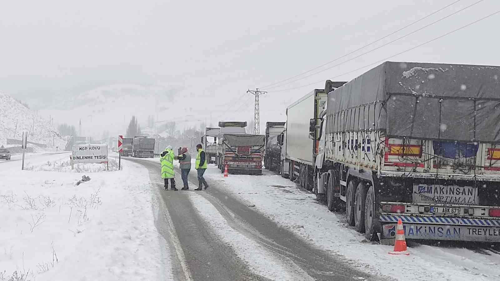 Kop Geçidi’nde çığ: Bitmeyen Kop Tüneli kış çilesini yine hatırlattı
