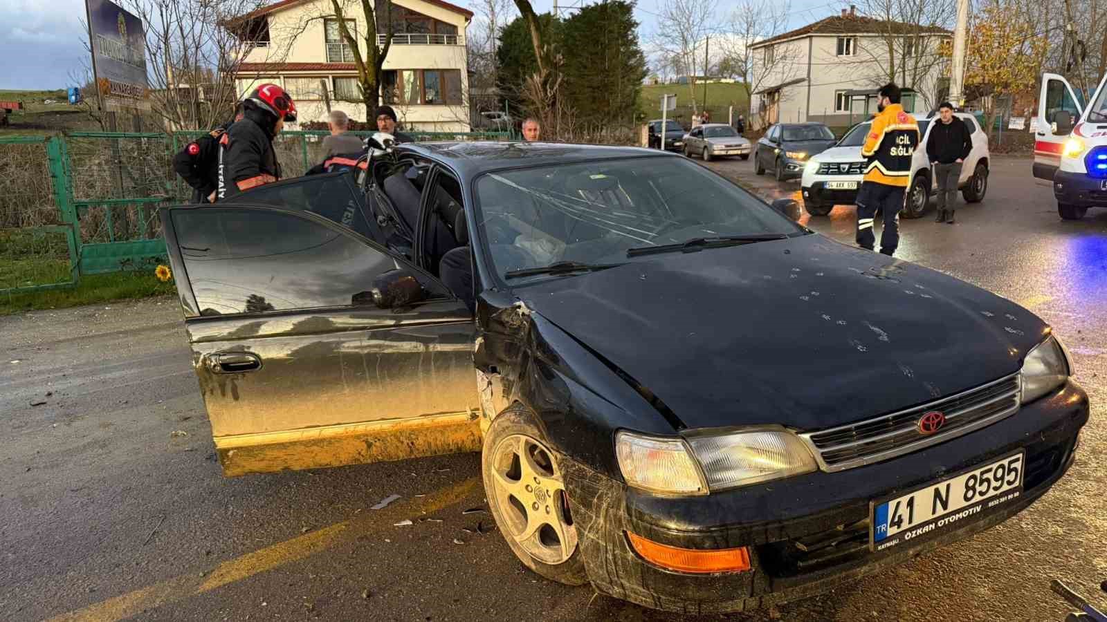 Köpeğe çarpmamak için direksiyon kırdı: Duvara çarparak durabildi
