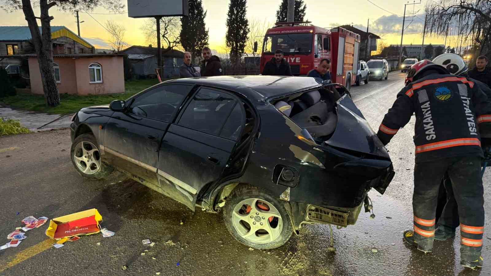 Köpeğe çarpmamak için direksiyon kırdı: Duvara çarparak durabildi
