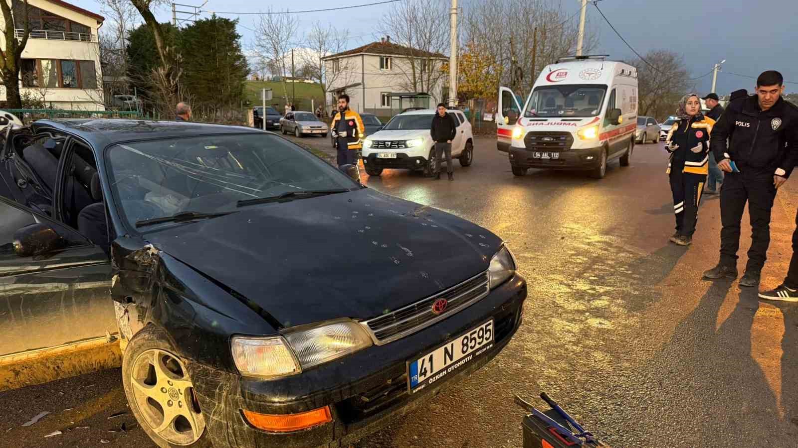 Köpeğe çarpmamak için direksiyon kırdı: Duvara çarparak durabildi
