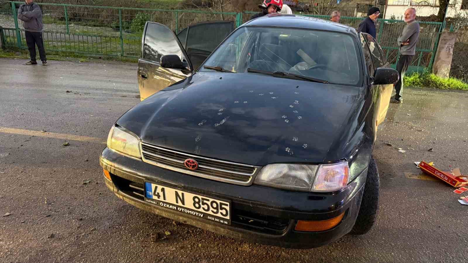 Köpeğe çarpmamak için direksiyon kırdı: Duvara çarparak durabildi
