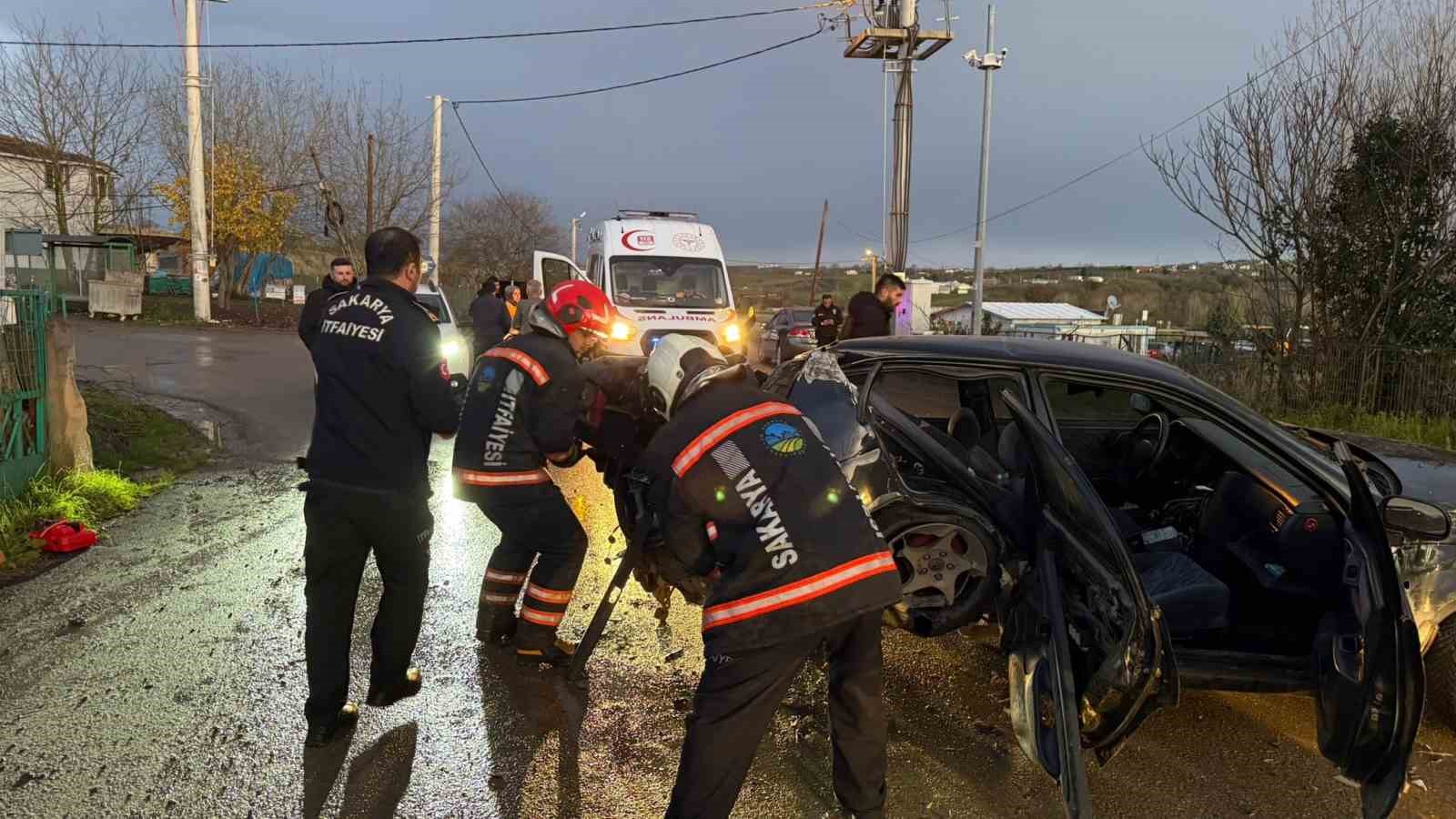 Köpeğe çarpmamak için direksiyon kırdı: Duvara çarparak durabildi
