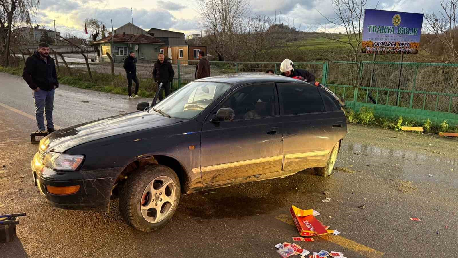 Köpeğe çarpmamak için direksiyon kırdı: Duvara çarparak durabildi
