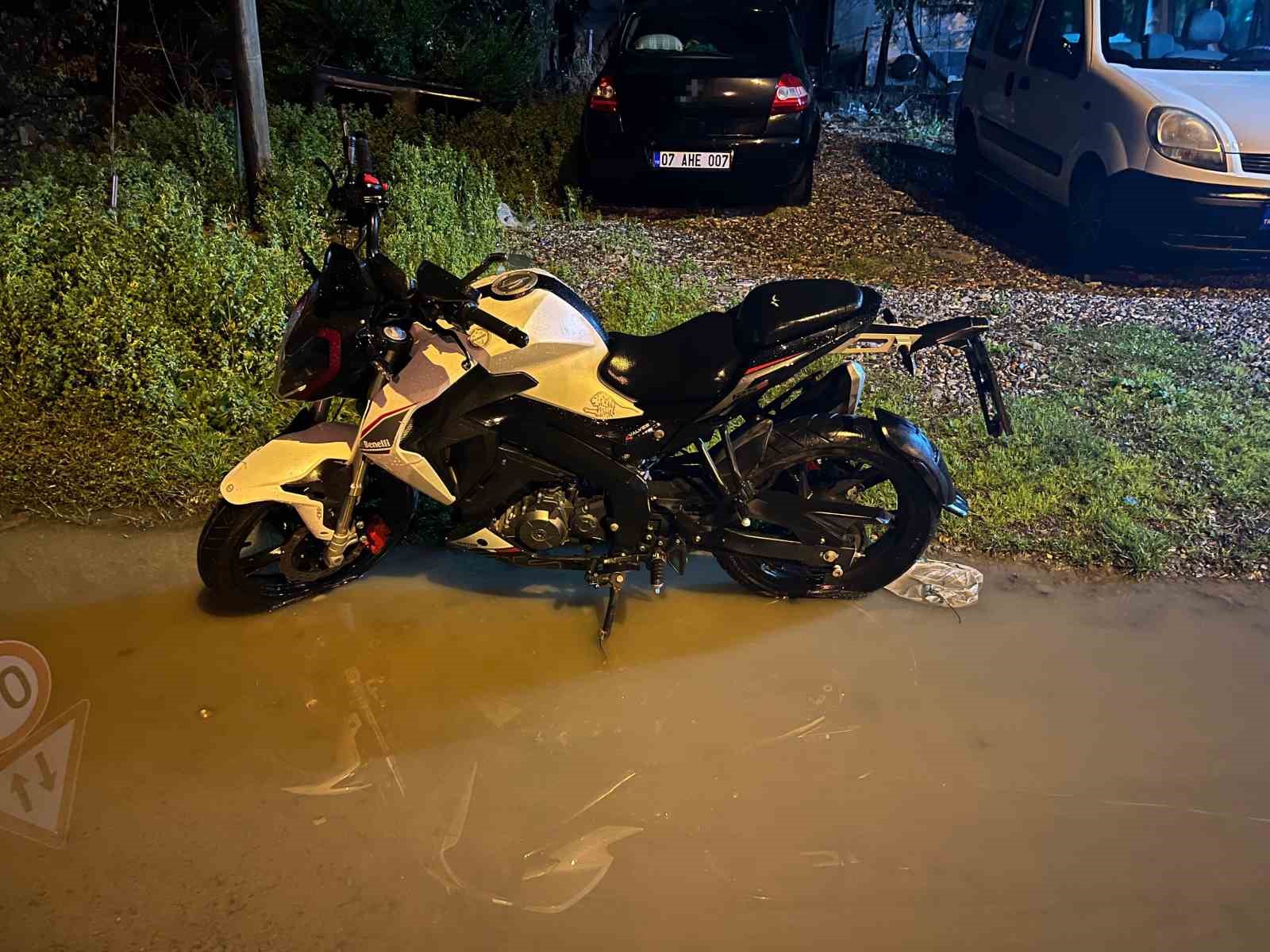 Köpeğe çarpmamak için manevra yapan motosikletin sürücüsü savrularak yaralandı
