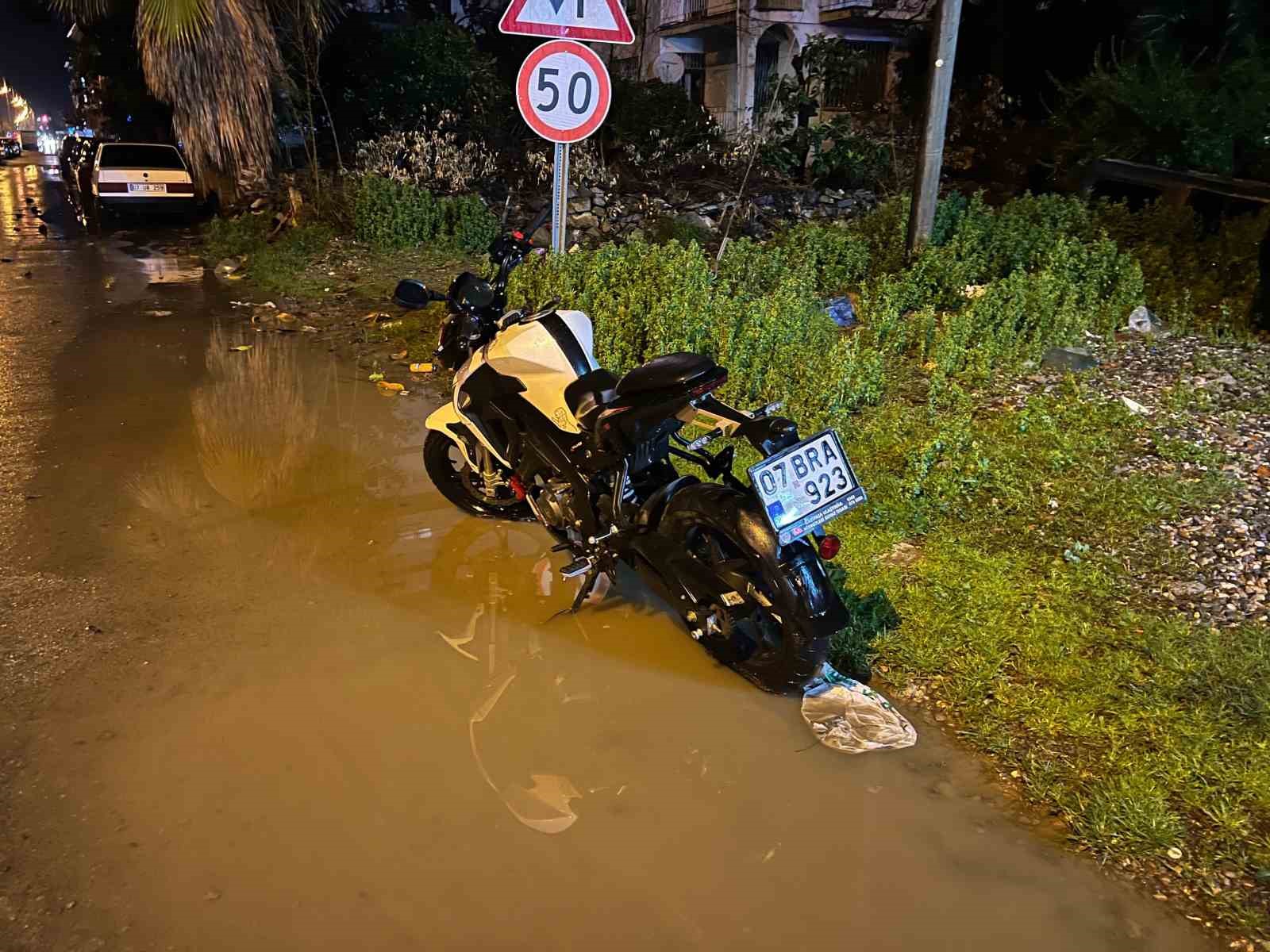 Köpeğe çarpmamak için manevra yapan motosikletin sürücüsü savrularak yaralandı
