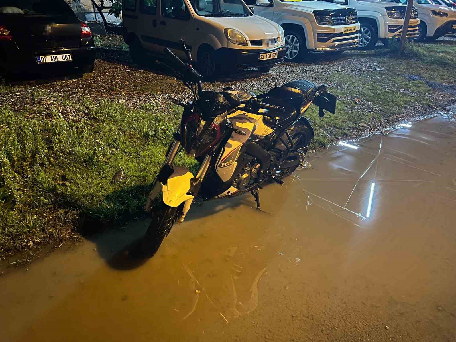 Köpeğe çarpmamak için manevra yapan motosikletin sürücüsü savrularak yaralandı
