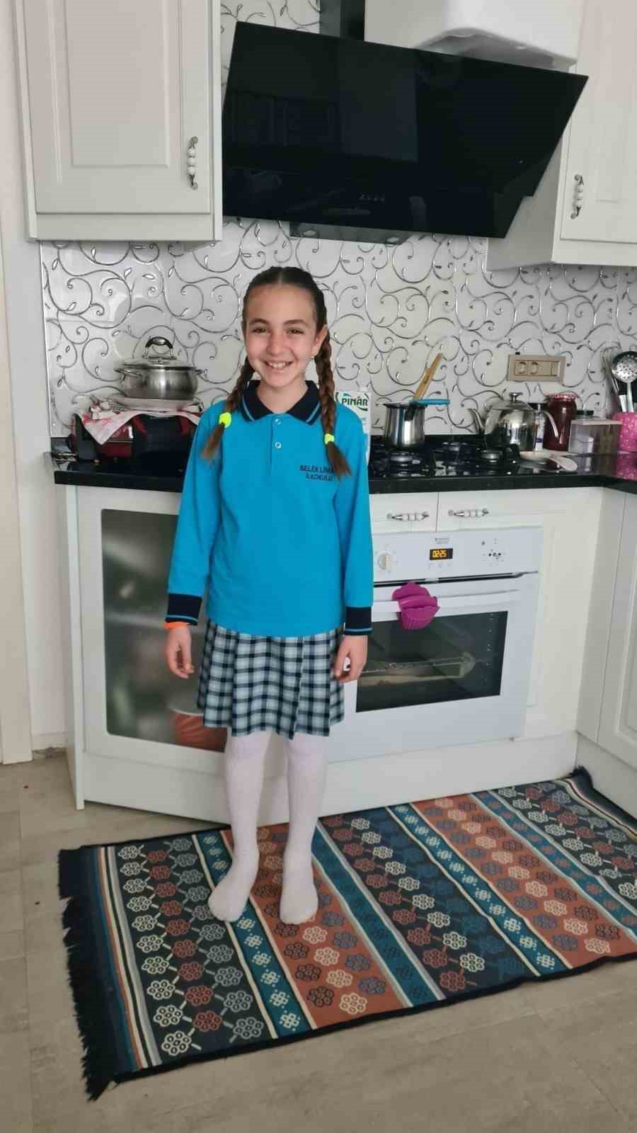 Köpek saldırısıyla hayalleri yarım kalan 10 yaşındaki Mahra’ya mezarı başında buruk anma
Köpek saldırısıyla hayalleri yarım kalan 10 yaşındaki Mahra’ya mezarı başında buruk anma