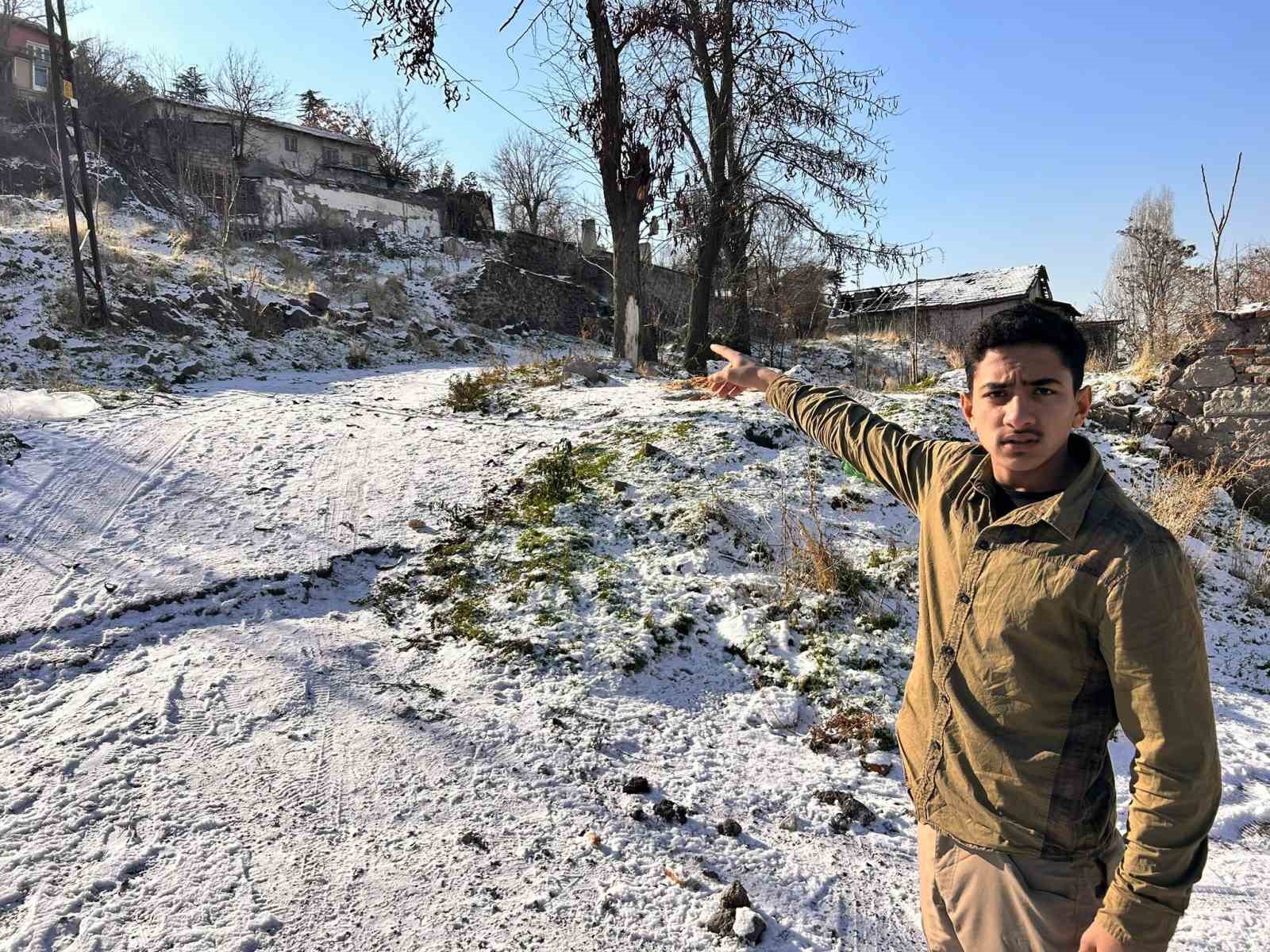 Köpeklerin saldırısına uğrayan çocuğu kurtaran komşu: "10 saniye daha geç kalsaydım çocuğun anca parçalarını bulabilirlerdi"
