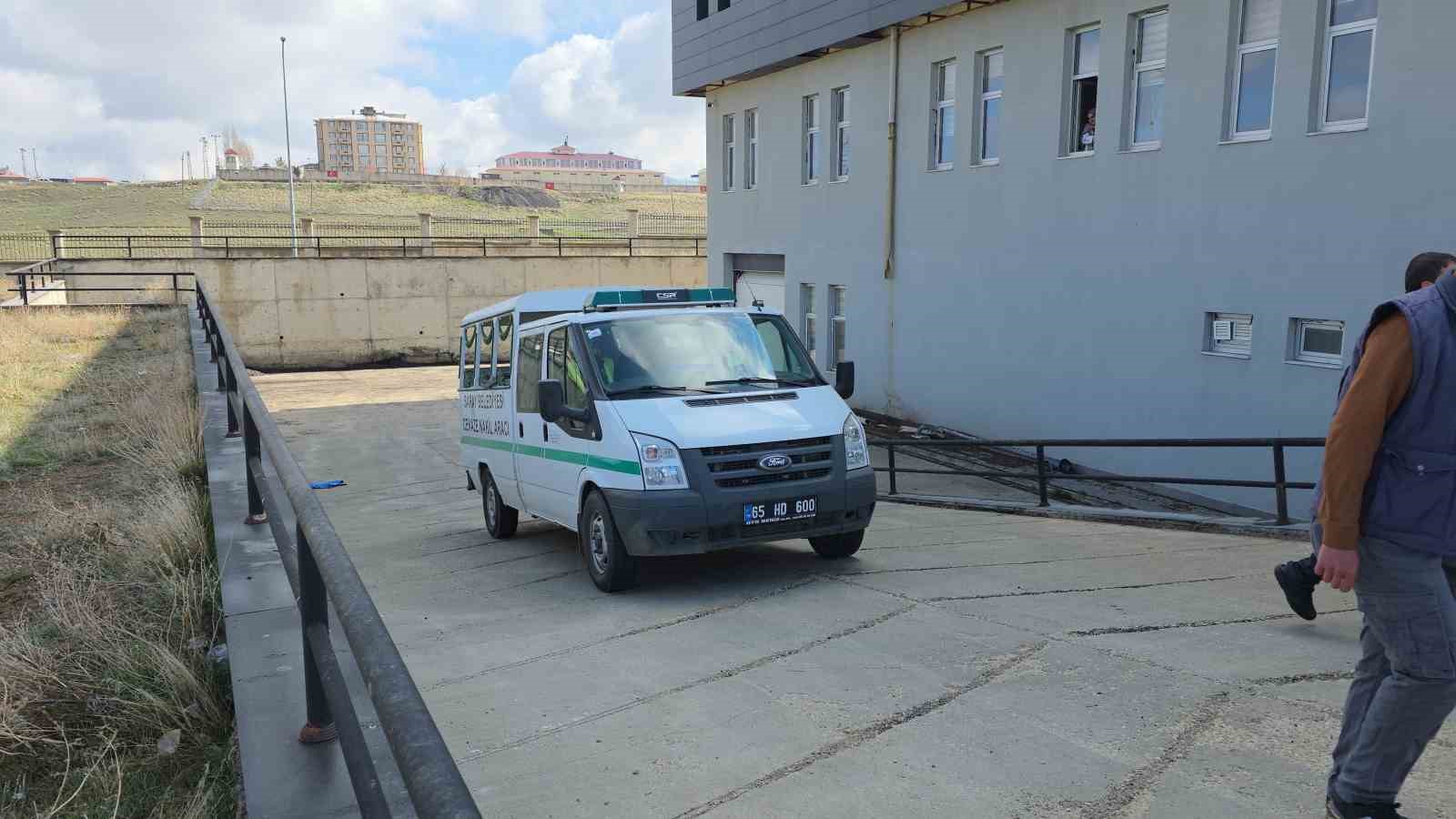 Köpeklerin saldırısında ölen çocuk toprağa verildi
