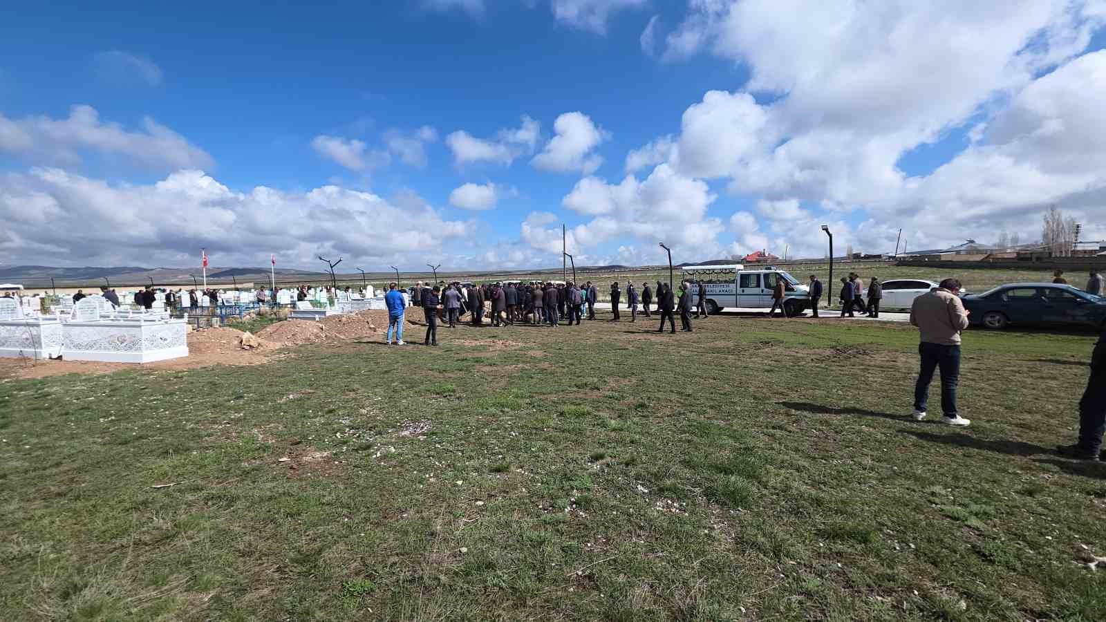 Köpeklerin saldırısında ölen çocuk toprağa verildi
