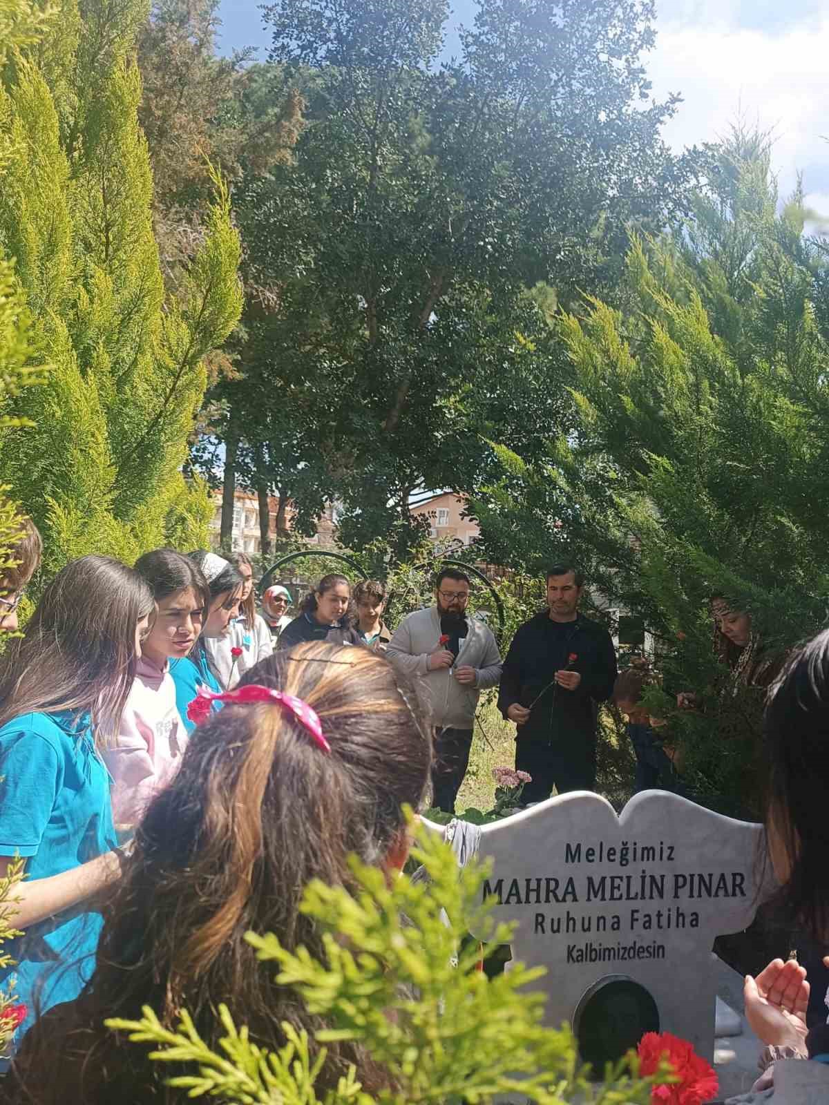 Köpekten kaçarken kamyonun altında kalarak ölmüştü, sınıf arkadaşlarının vefası anneyi duygulandırdı
