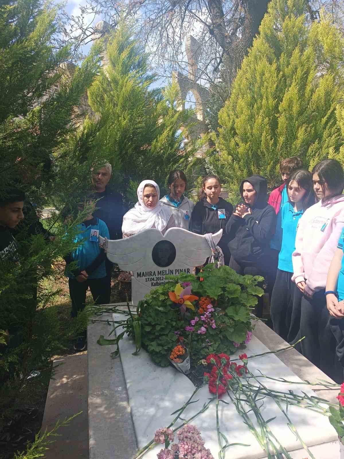 Köpekten kaçarken kamyonun altında kalarak ölmüştü, sınıf arkadaşlarının vefası anneyi duygulandırdı
