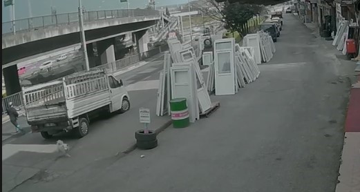 Köpekten kaçmaya çalışan üniversite öğrencisine belediye otobüsü çarptı
