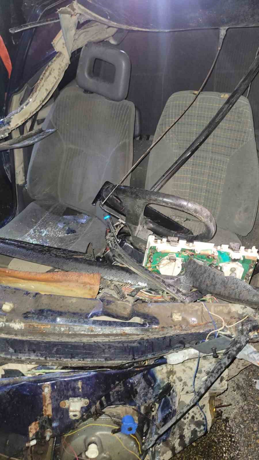 Köprü bariyerlerine çarparak parçalanan otomobilin sürücüsü hayatını kaybetti
