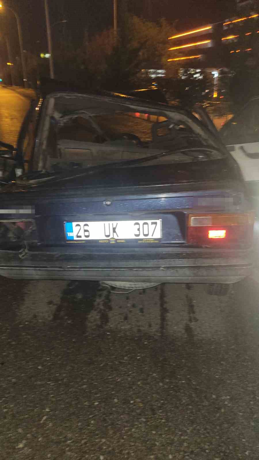 Köprü bariyerlerine çarparak parçalanan otomobilin sürücüsü hayatını kaybetti
