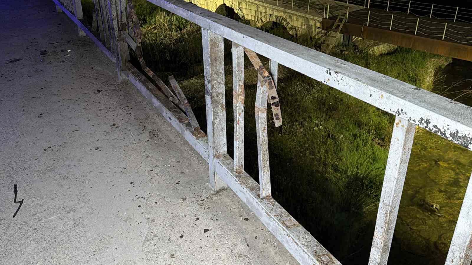 Köprü korkuluklarına çarpan otomobil hurdaya döndü: 3 yaralı
