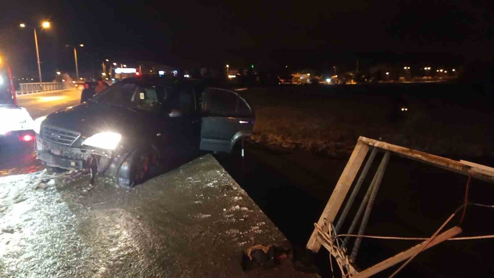 Köprü korkuluklarında asılı kalan cip nehre düşmekten son anda kurtuldu
