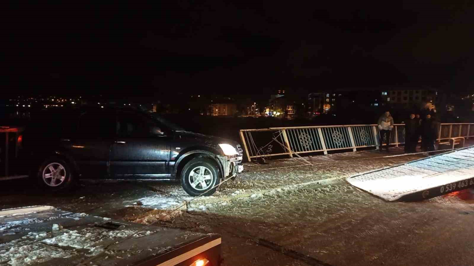 Köprü korkuluklarında asılı kalan cip nehre düşmekten son anda kurtuldu
