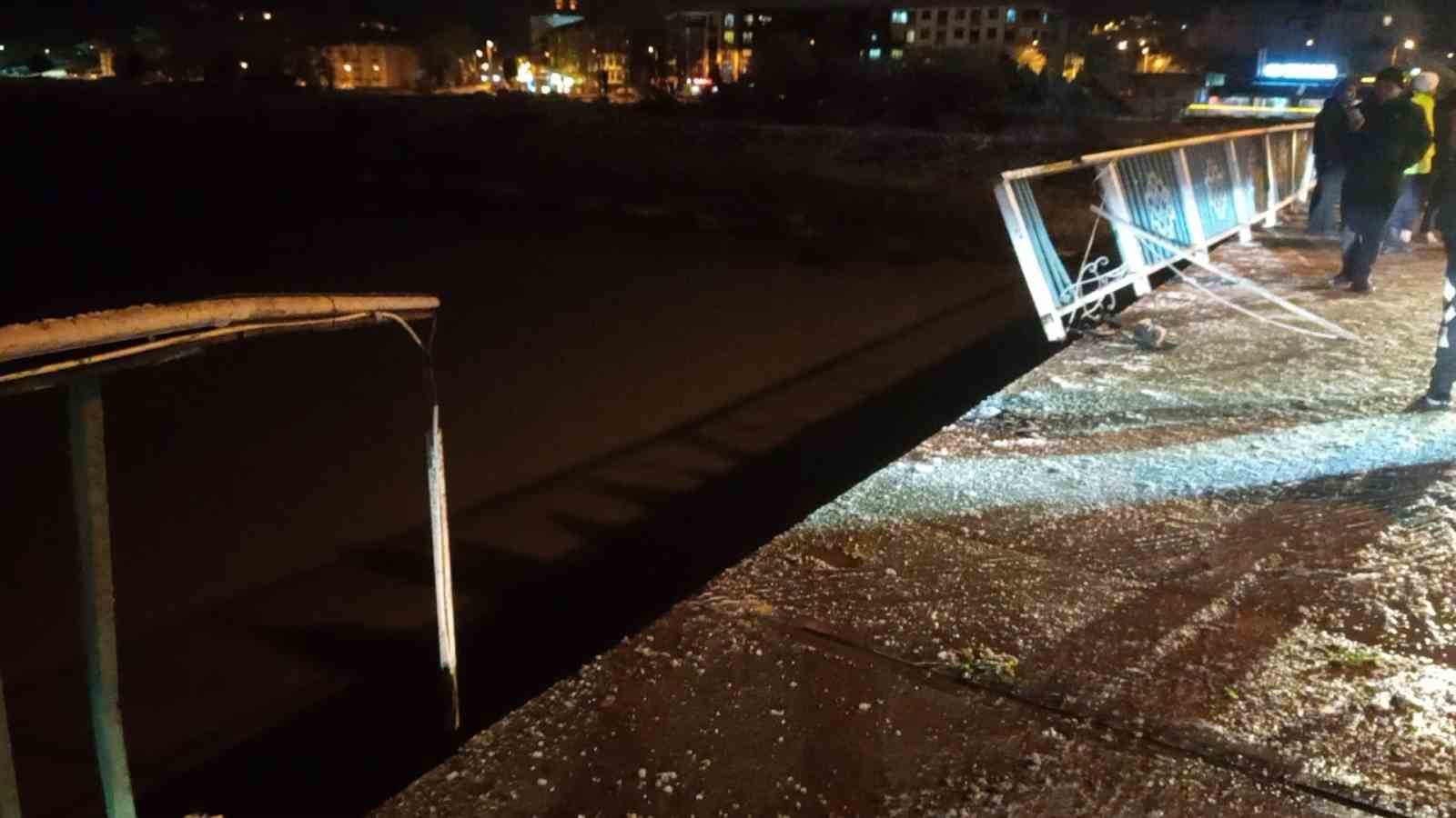 Köprü korkuluklarında asılı kalan cip nehre düşmekten son anda kurtuldu
