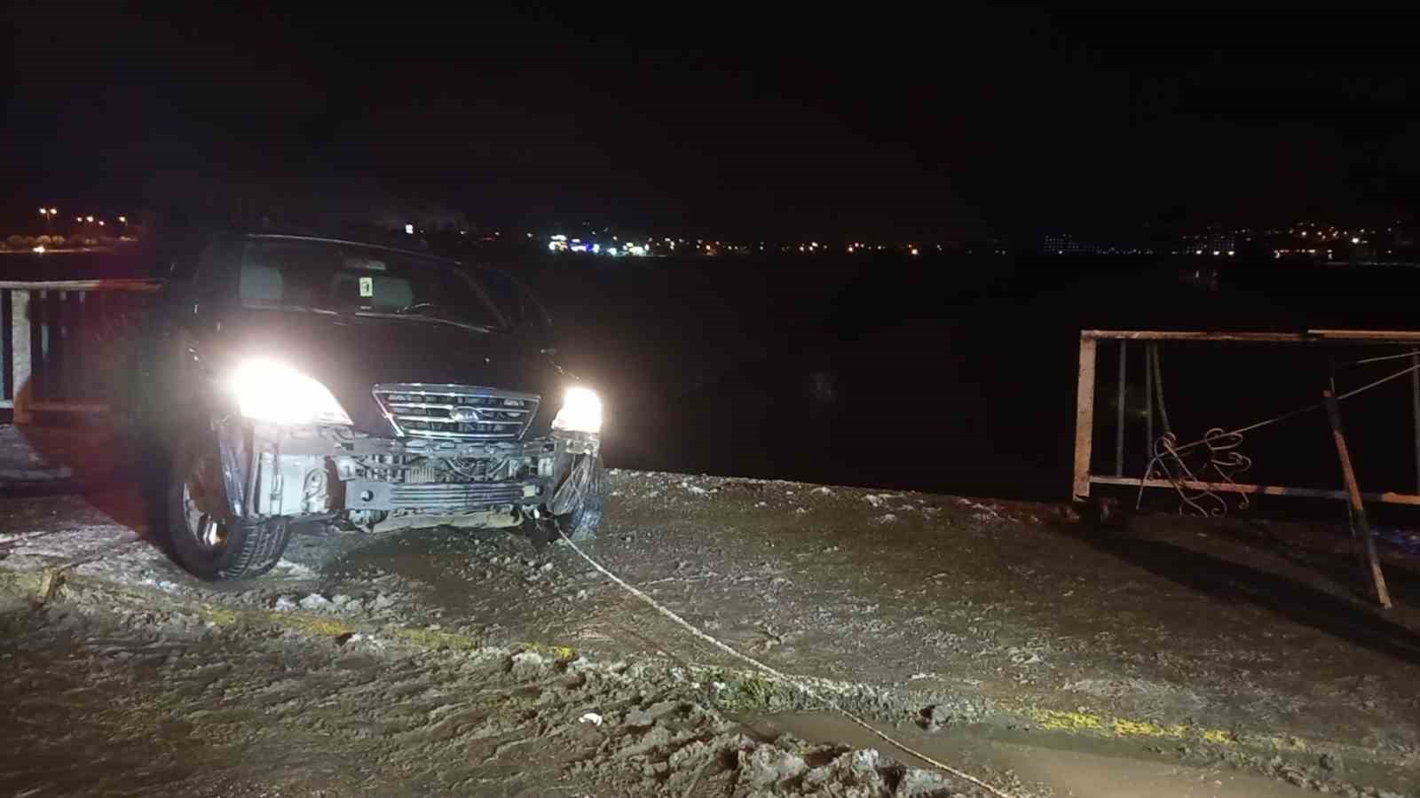 Köprü korkuluklarında asılı kalan cip nehre düşmekten son anda kurtuldu
