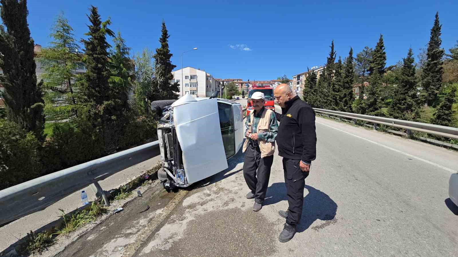 Köprüde kontrolden çıkan otomobil yan devrildi: Sürücü yara almadan kurtuldu
