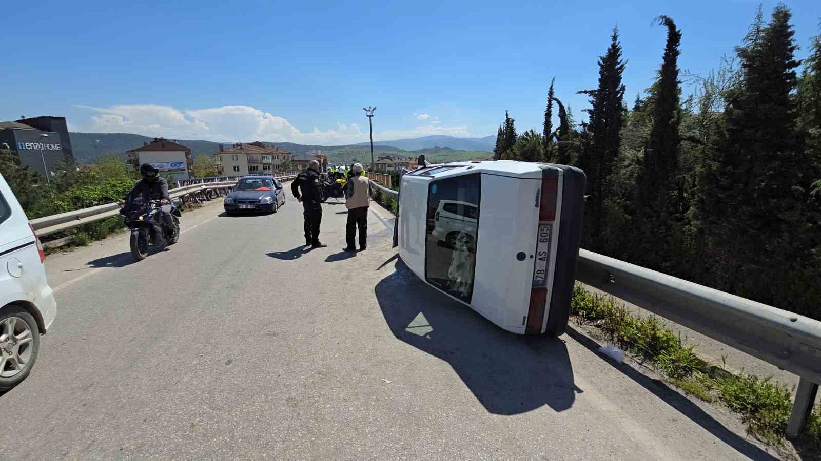 Köprüde kontrolden çıkan otomobil yan devrildi: Sürücü yara almadan kurtuldu
