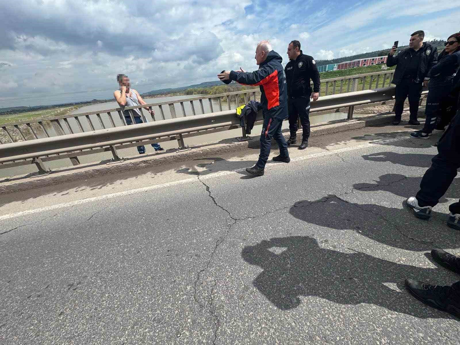 Köprüden atlamak isteyen şahıs AFAD ve polis tarafından ikna edilerek kurtarıldı
