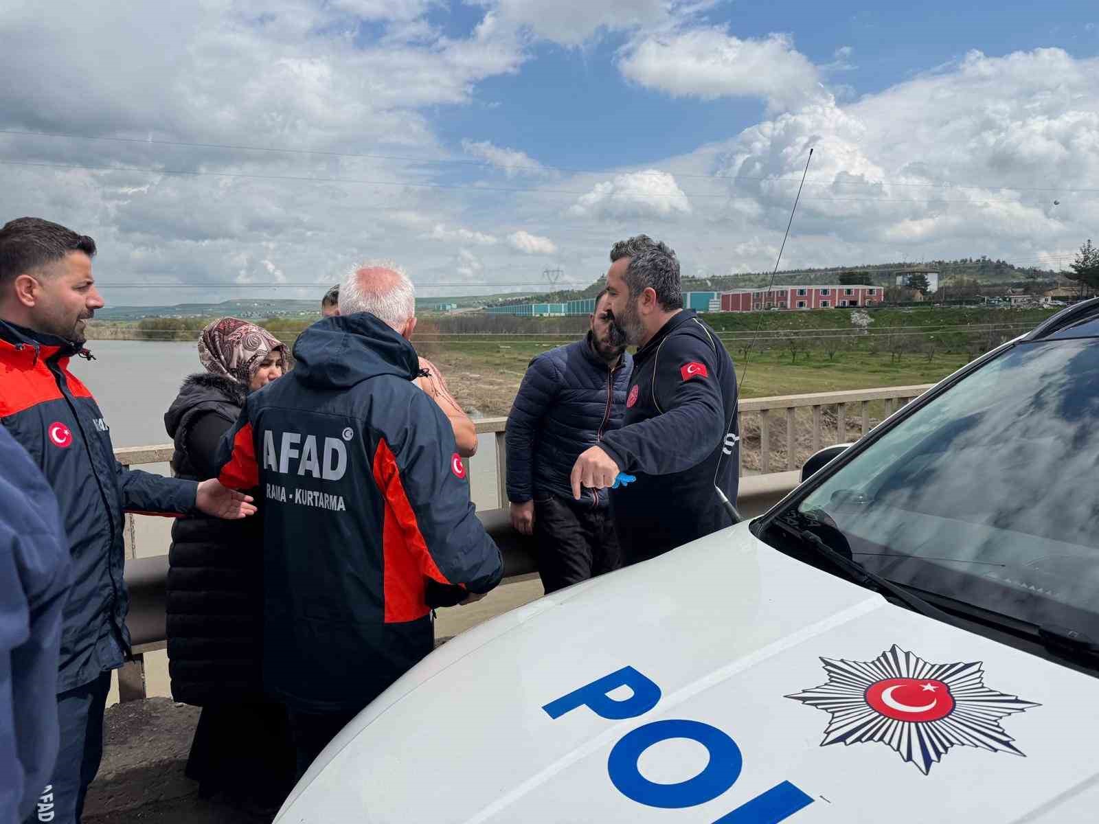 Köprüden atlamak isteyen şahıs AFAD ve polis tarafından ikna edilerek kurtarıldı
