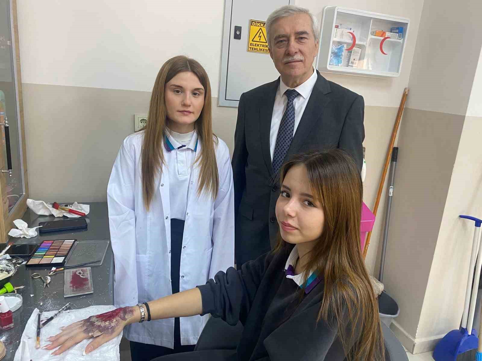 Köpüklü balonu patlatmadan, jiletle tıraş ederek sınavı geçiyorlar
