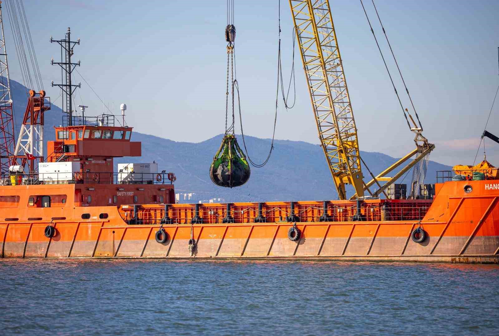 Körfez’den 1 milyon ton çamur çıkarıldı
