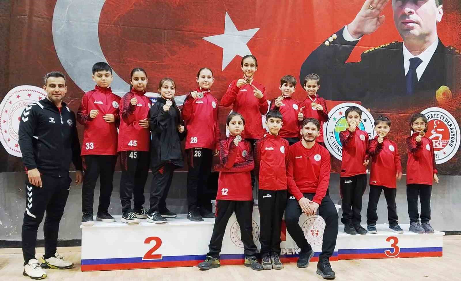 Körfezli karateciler Gaffar Okkan Turnuvası’ndan 8 madalyayla döndü
