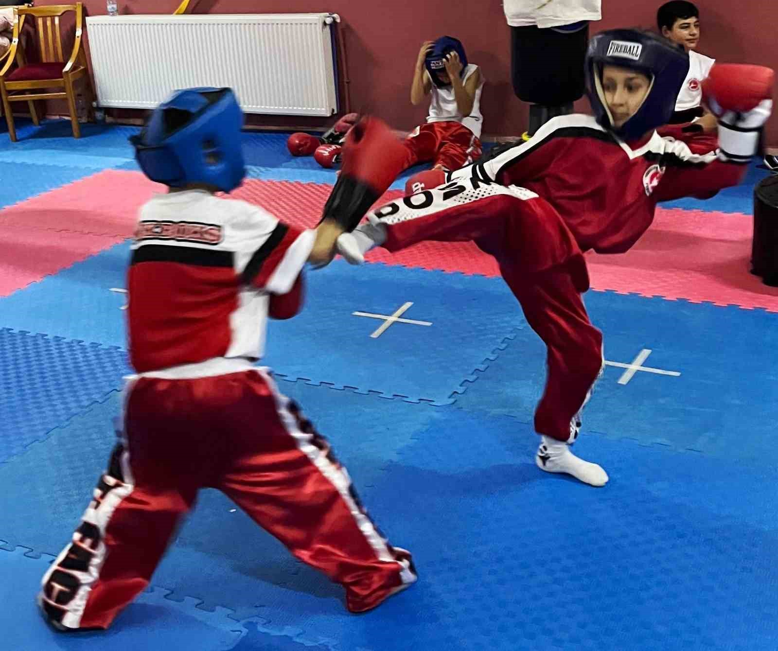 Körfezli kick boksçulardan şampiyona öncesi güç birliği
Körfezli kick boksçulardan şampiyona öncesi güç birliği