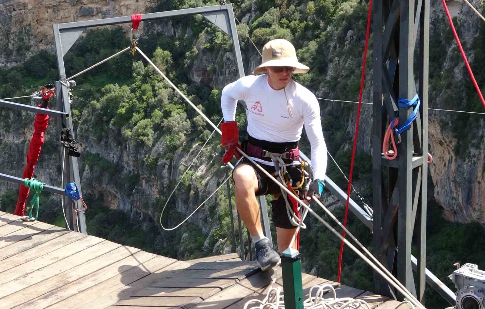 Korku ve heyecan bir arada: Mersin’de 5 saniye süren 220 metreden halatla atlama çılgınlığı
