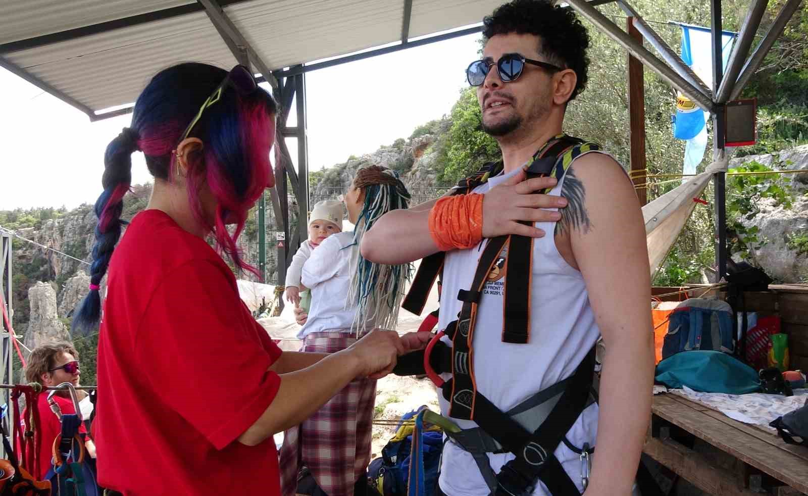 Korku ve heyecan bir arada: Mersin’de 5 saniye süren 220 metreden halatla atlama çılgınlığı
