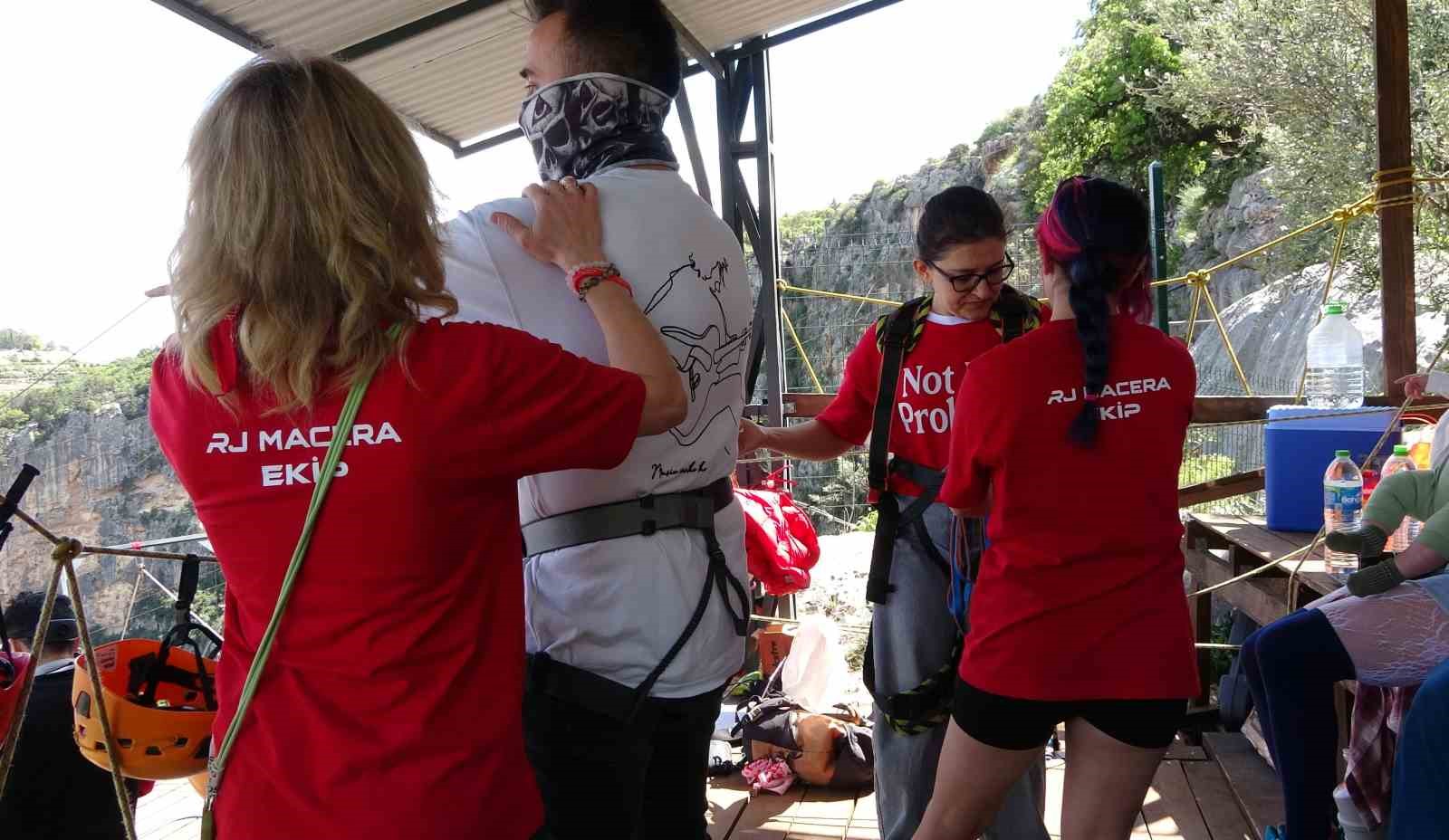 Korku ve heyecan bir arada: Mersin’de 5 saniye süren 220 metreden halatla atlama çılgınlığı
