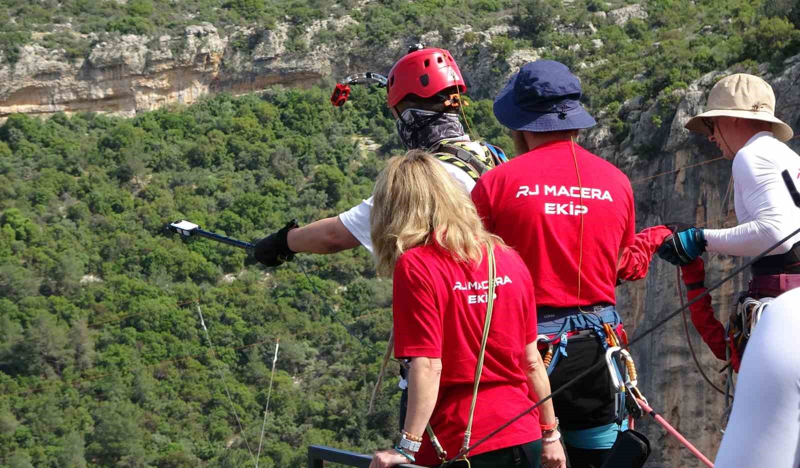 Korku ve heyecan bir arada: Mersin’de 5 saniye süren 220 metreden halatla atlama çılgınlığı
