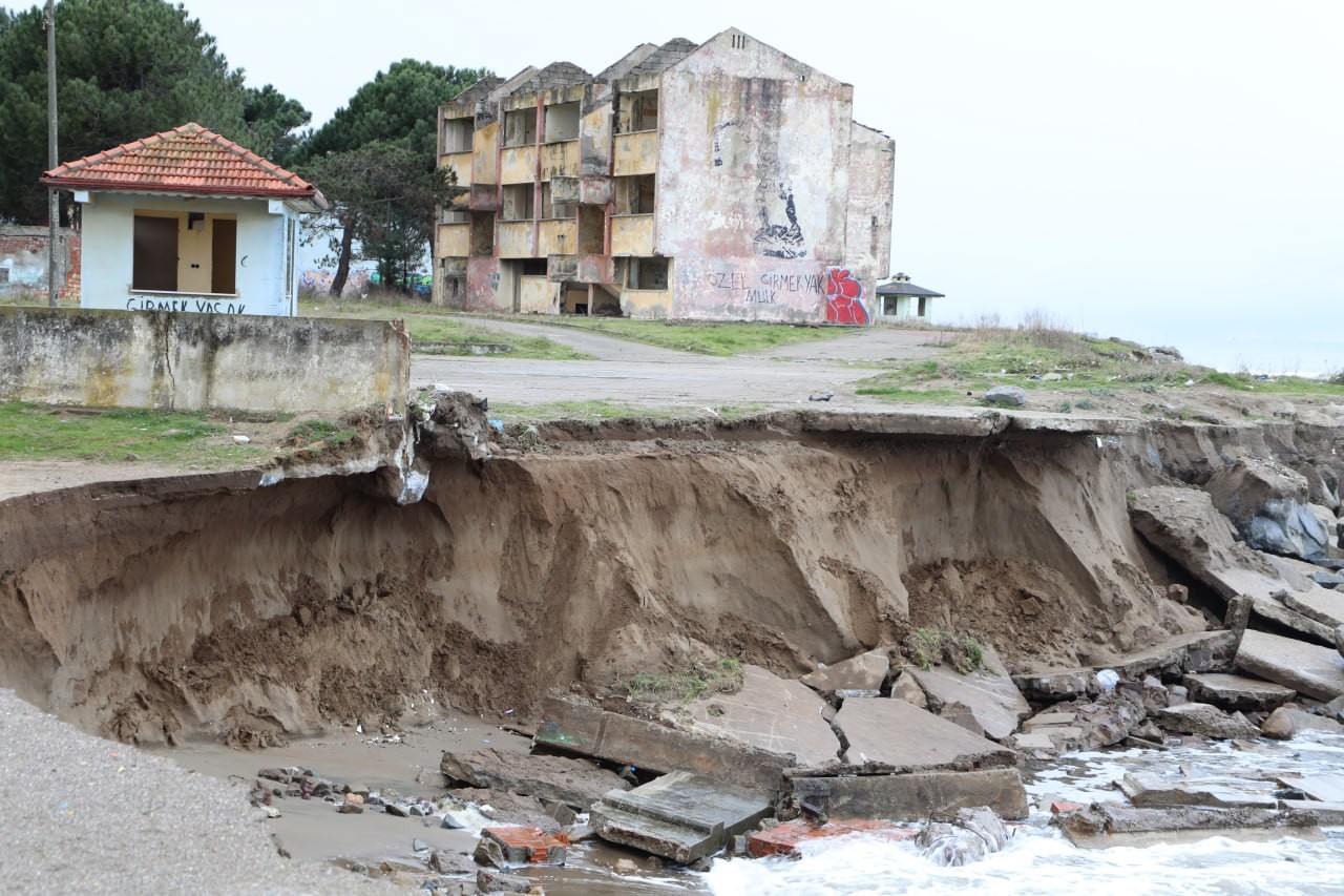 Korkutan kıyı erozyonu: Deniz 50 metre içeri girdi

