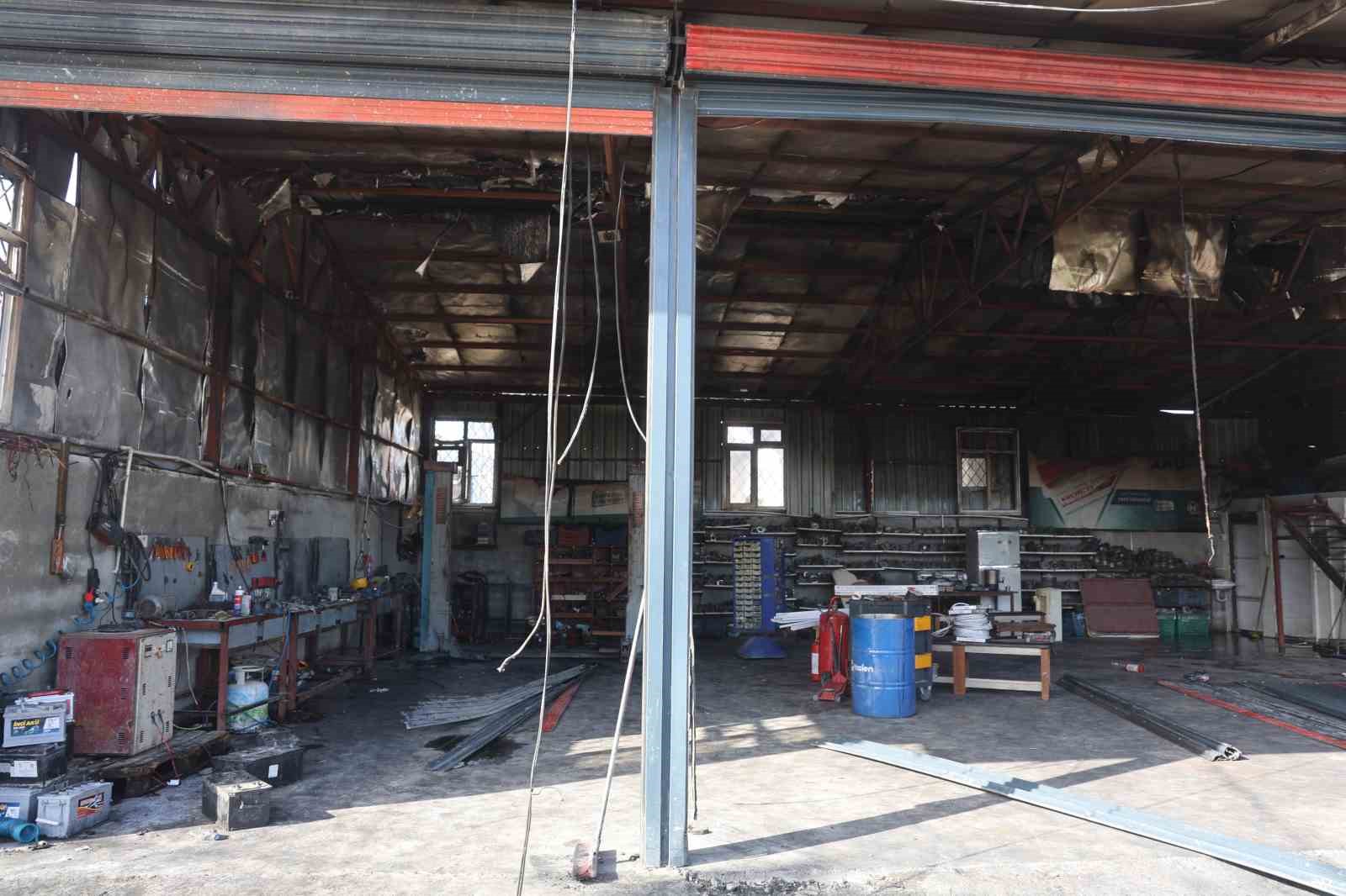 Korkutan yangında, iş yeri ve kamyonet zarar gördü
