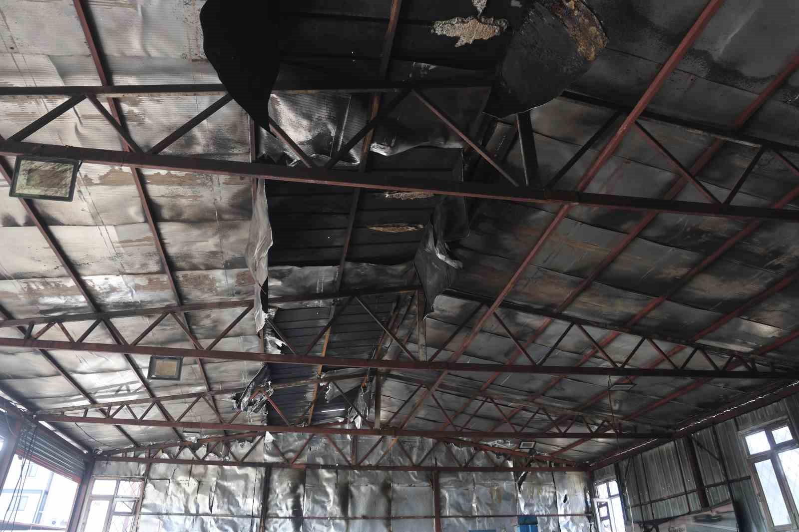 Korkutan yangında, iş yeri ve kamyonet zarar gördü
