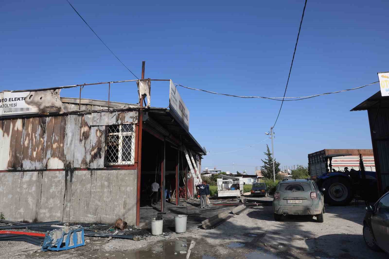 Korkutan yangında, iş yeri ve kamyonet zarar gördü
