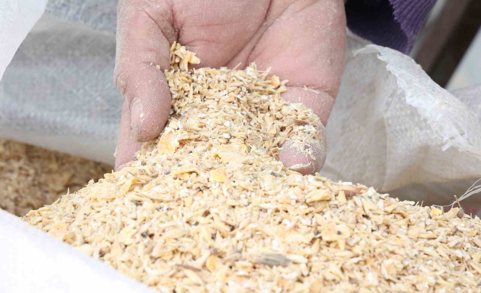 Korkuteli’nde yem ezme ve kırma makinesi üreticiye kolaylık sağlıyor
