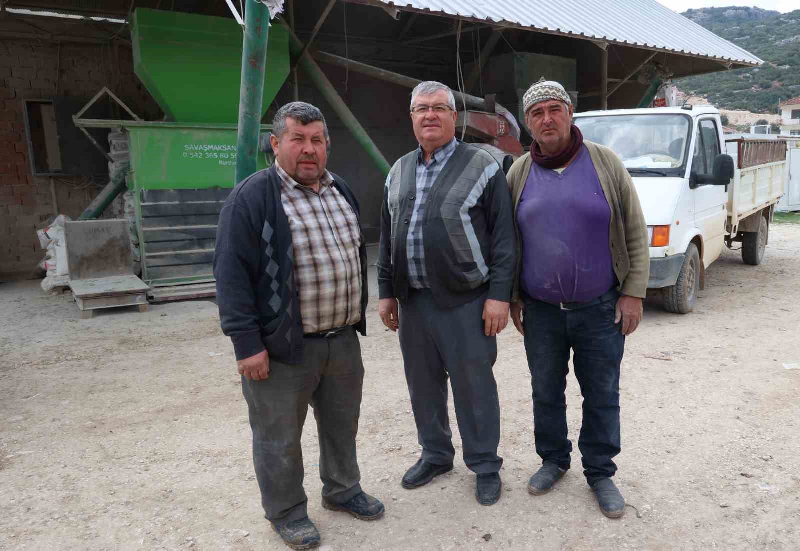 Korkuteli’nde yem ezme ve kırma makinesi üreticiye kolaylık sağlıyor
