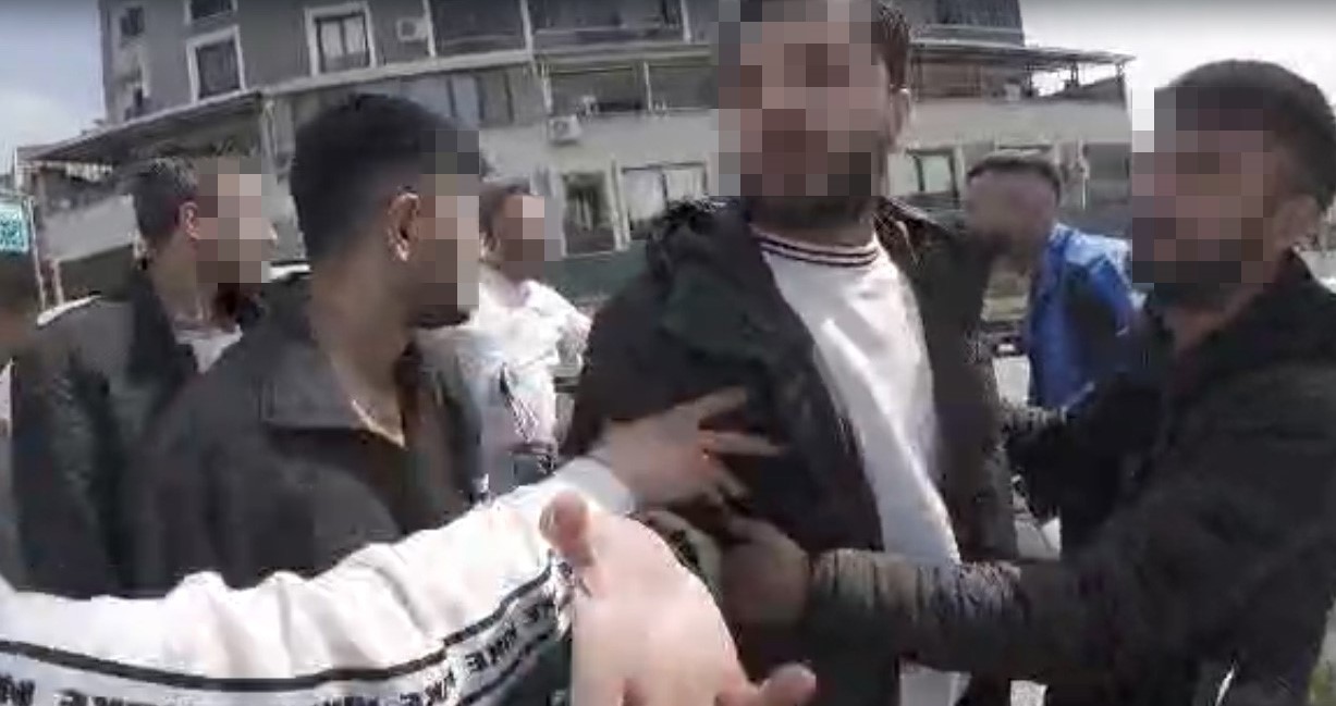 Korna çaldı, darp edildi: Trafik magandaları kameraya yansıdı
