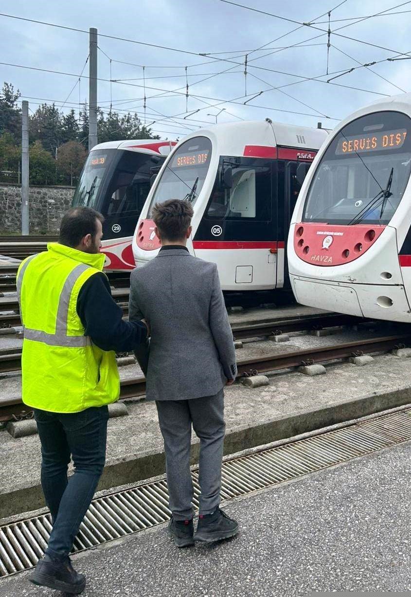 Koruma altındaki çocuğun şoförlük hayali vatmanlıkla taçlandı
