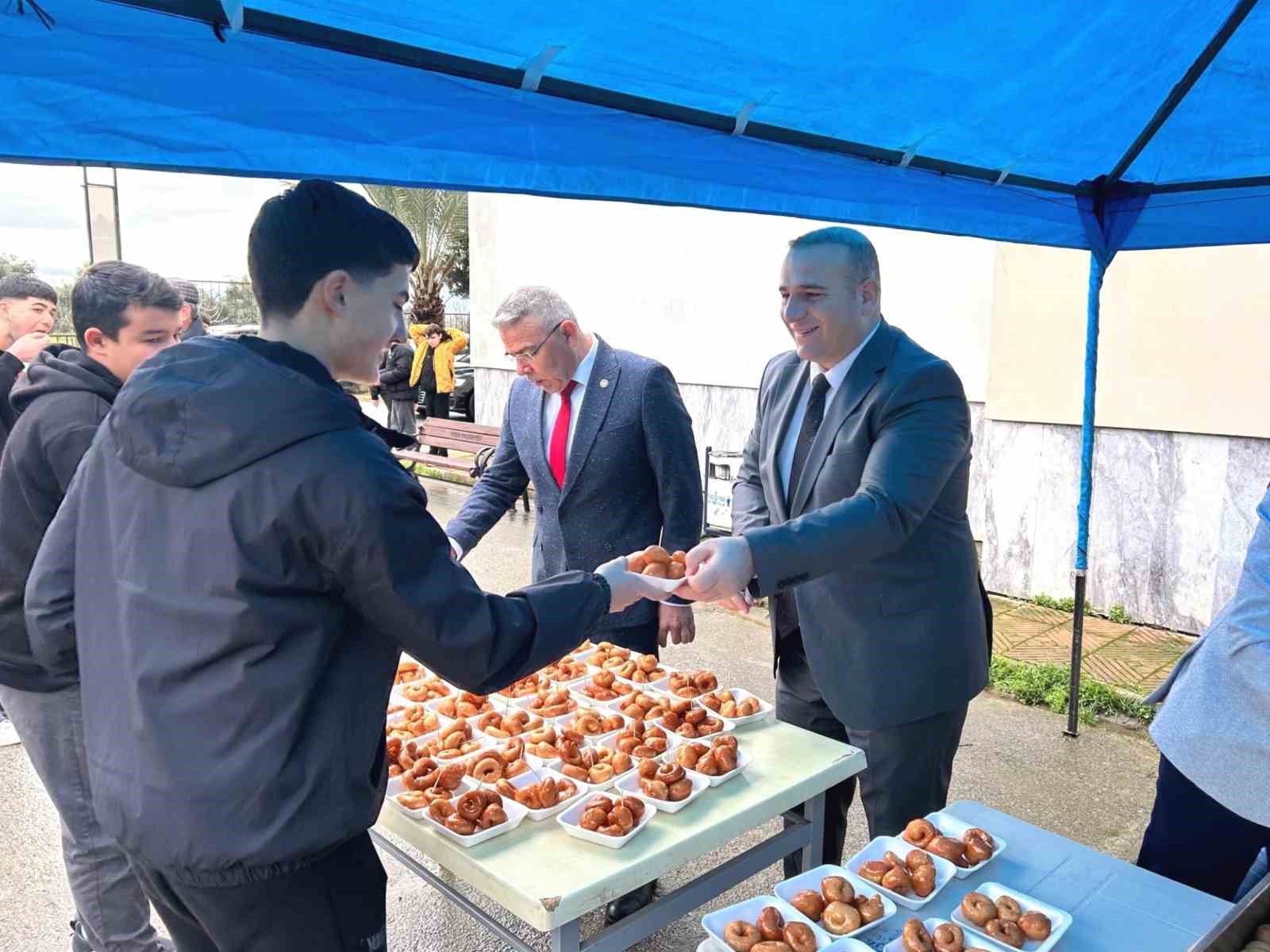 Köşk’te 6 Şubat depremlerinde hayatını kaybedenler için lokma hayrı yapıldı
Köşk’te 6 Şubat depremlerinde hayatını kaybedenler için lokma hayrı yapıldı