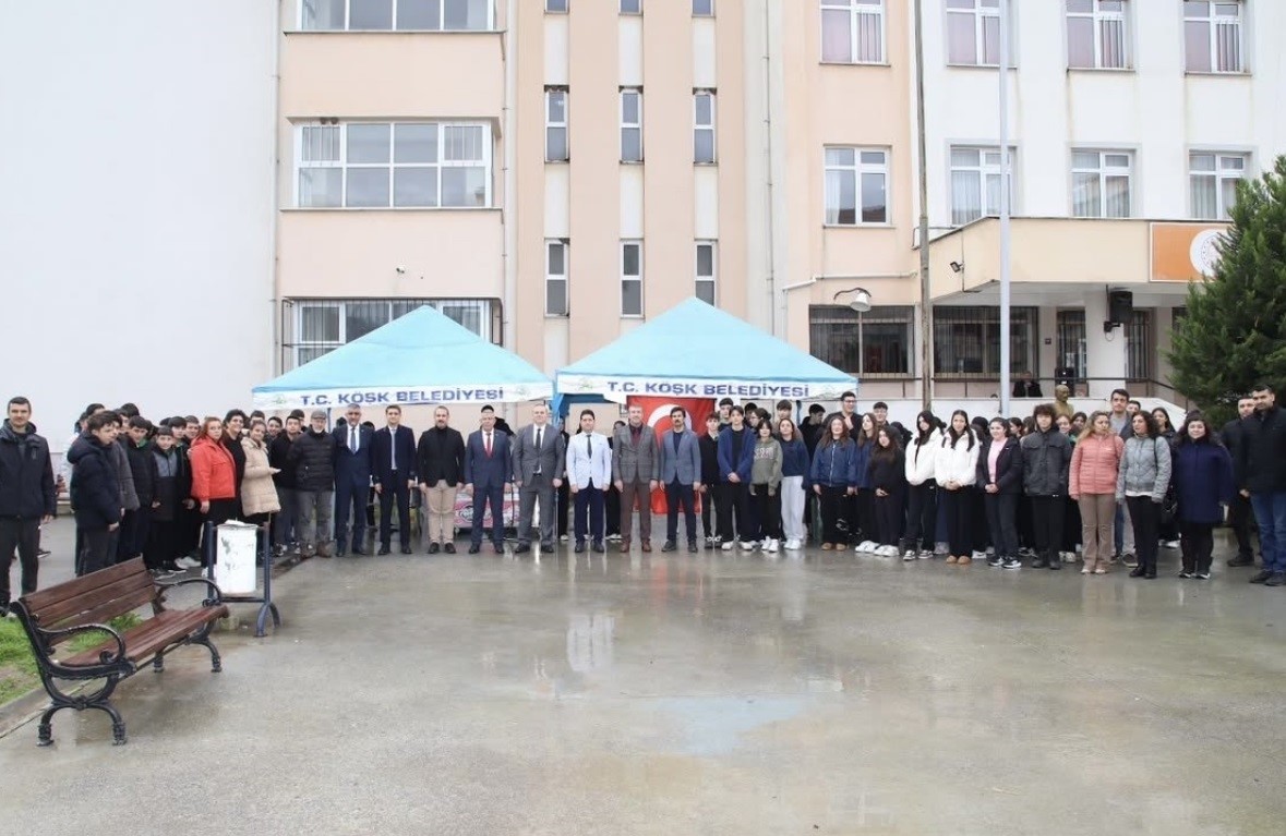 Köşk’te 6 Şubat depremlerinde hayatını kaybedenler için lokma hayrı yapıldı
Köşk’te 6 Şubat depremlerinde hayatını kaybedenler için lokma hayrı yapıldı