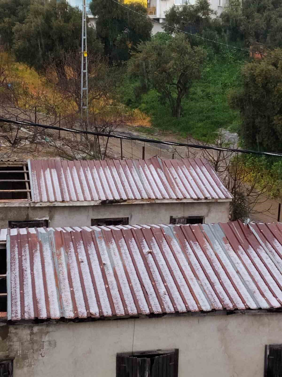 Köşk’te dolu yağışı etkili oldu, yollar beyaza büründü
