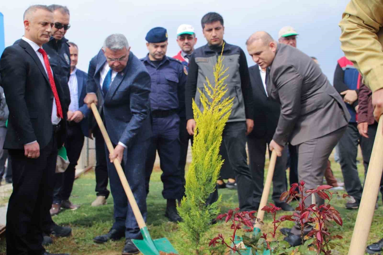 Köşk’te fidanlar toprakla buluştu
Köşk’te fidanlar toprakla buluştu