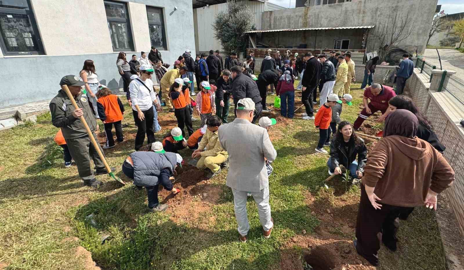 Köşk’te fidanlar toprakla buluştu
Köşk’te fidanlar toprakla buluştu