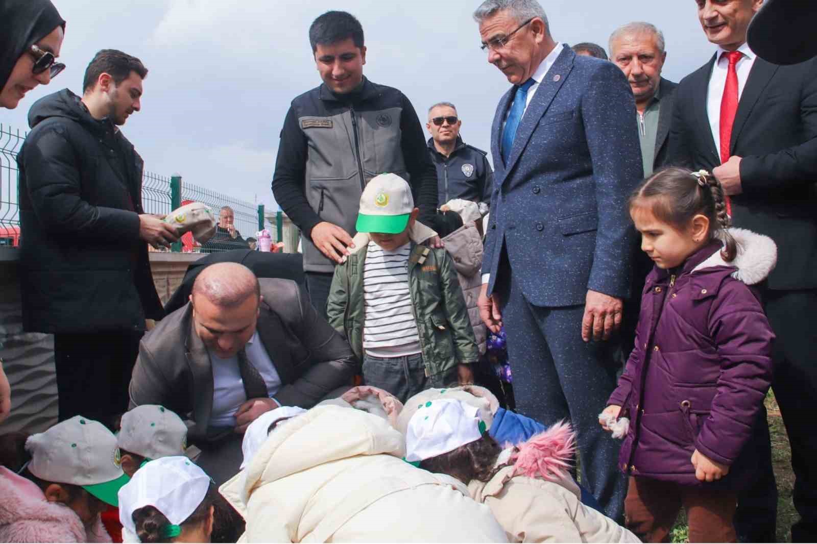 Köşk’te fidanlar toprakla buluştu
Köşk’te fidanlar toprakla buluştu